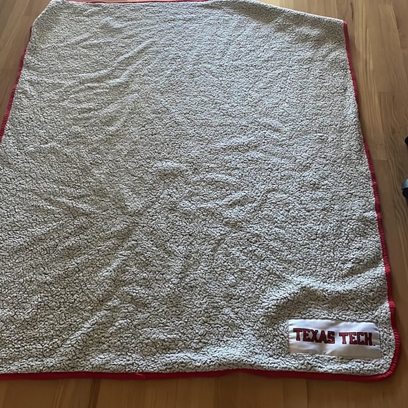 Texas Texh beanie and throw blanket - Picture 4 of 6